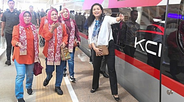 Naik Whoosh, Ibu Iriana: Tidak Terasa 27 Menit Sampai Bandung
