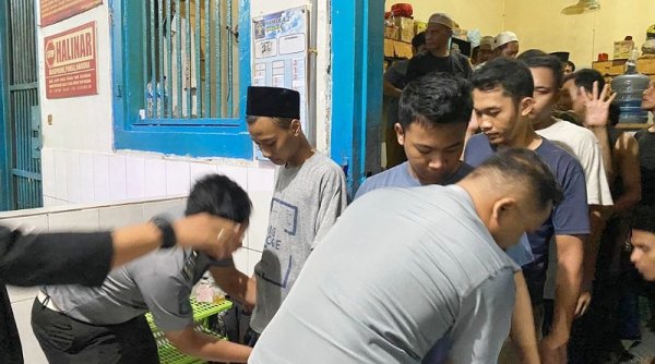 Satops Patnal Lapas Sidoarjo Lakukan Penggeledahan Terhadap Warga Binaan