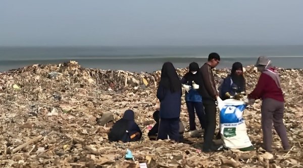 Pemkab Sukabumi Curi Start Pandawara Group Bersihkan Pantai Terkotor Keempat di Indonesia