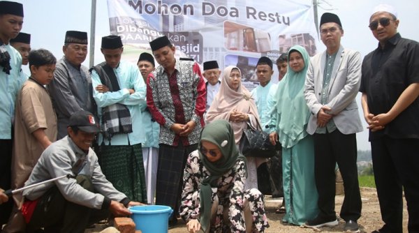 Desy Ratnasari dan Keluarga Sumbang Dana Pembangunan Masjid Daarut Tarmizi Sukabumi
