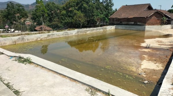 Belum lama Diperbaiki Kolam Ikan BBI Ciparay Sudah Retak Lagi, Warga Menduga Pengerjaanya Asal-Asalan