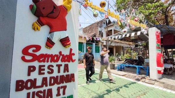 WORLD CUP U17 | Warga Surabaya Hias Kampung Bertemakan Sepak Bola
