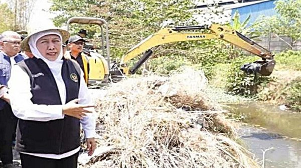 Antisipasi Musim Penghujan, Gubernur Khofifah Bersihkan Sungai Avour di Sidoarjo