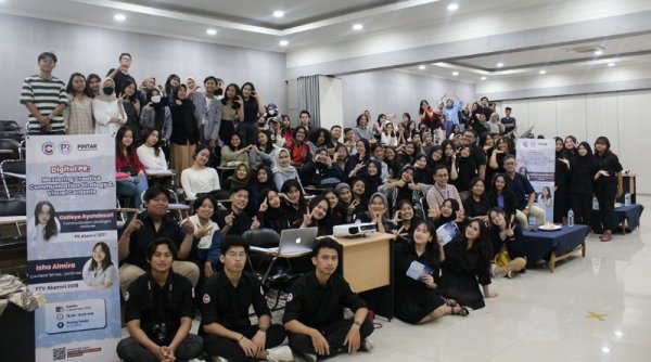 Dua Alumni Sukses Bekali 70 Mahasiswa President University Berkarir di Industri Komunikasi Digital