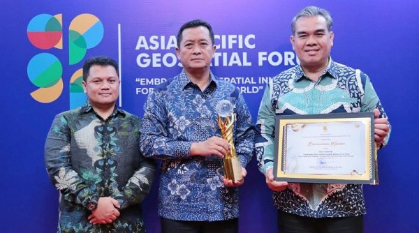 Kota Bandung Raih Penghargaan Inovasi Terbaik Bhumandala Award 2023 untuk Pemanfaatan Informasi Geospasial