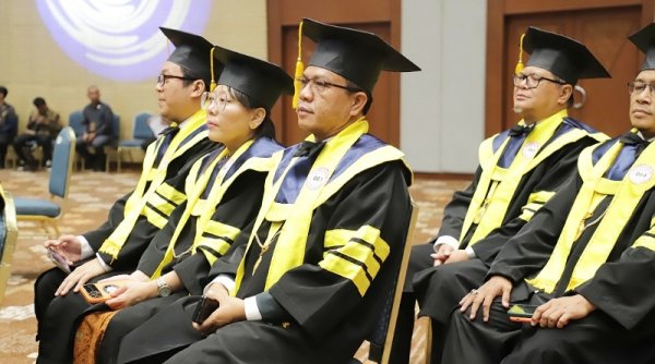 Diwisuda Doktor, Bupati Dadang Supriatna Berkaca-kaca Ingat Mendiang Ibu