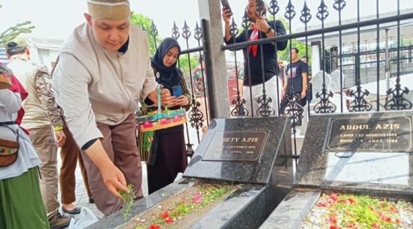 Civitas Akademika Stikosa AWS Ziarah Kepada Tiga Tokoh Pers di Surabaya