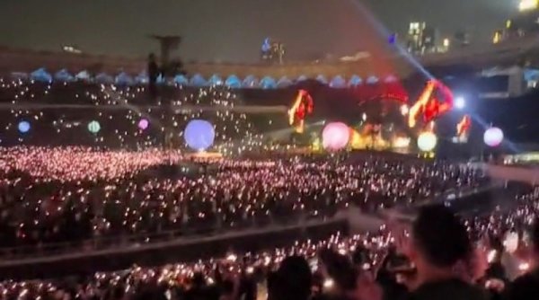 Coldplay Aduk Emosi Penonton di Jakarta, Chris Martin, "Kita semua satu keluarga di sini"