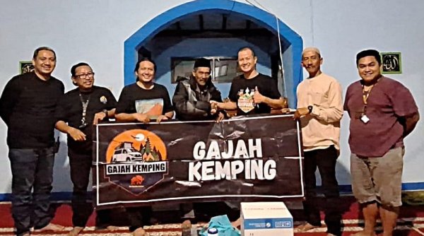 Suka Berkemah, Komunitas Gajah Kemping Bawa Peralatan Salat dan Dispenser untuk Masjid di Sukabumi