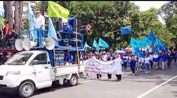 Buruh Gelar Aksi Unjuk Rasa di Depan Gedung Sate, Ini Tuntutannya