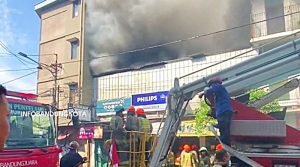 Kebakaran Ruko di Banceuy, Kota Bandung, Petugas Diskar PB Berjibaku Padamkan Api