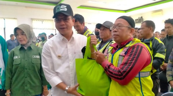 Bupati Bandung Serahkan Bantuan Bahan Pangan Kepada Ratusan Ojeg Pangkalan di Tiga Kecamatan