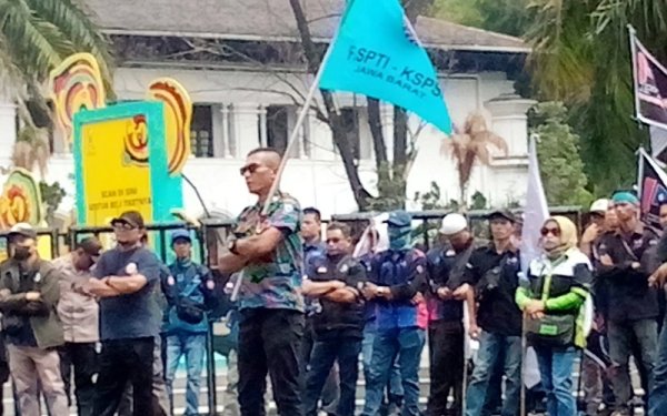 Aksi Unjuk Rasa Buruh Jabar di Depan Gedung Sate, Tuntut  Kenaikan Upah dan Penolakan Regulasi