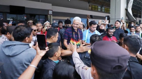 Tiba di Jayapura, Ganjar Pranowo Disambut Yel-Yel Ganjar-Mahfud For Tanah Papua