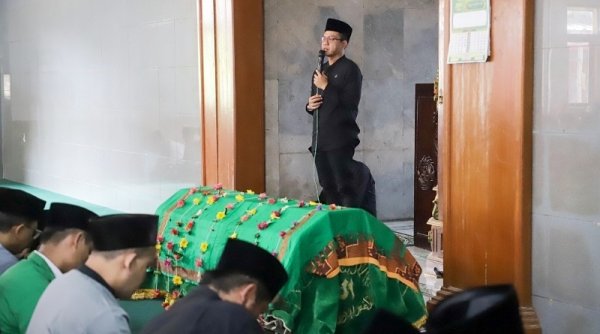 Hadiri Pemakaman Ketua PCNU, Dadang Supriatna Kenang Pesan KH Asep Jamaludin Sebelum Jadi Bupati