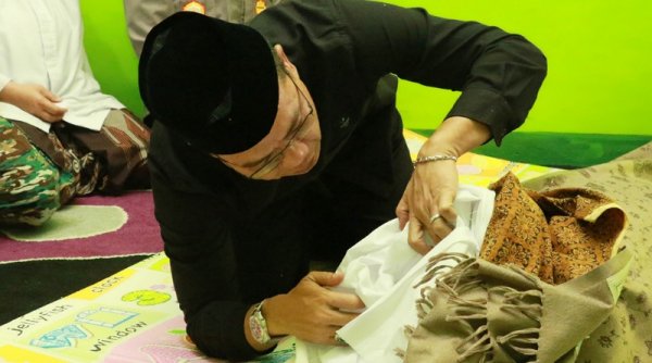 Foto-foto Bupati Bandung Dadang Supriatna pada Prosesi Pemakaman KH Asep Jamaludin