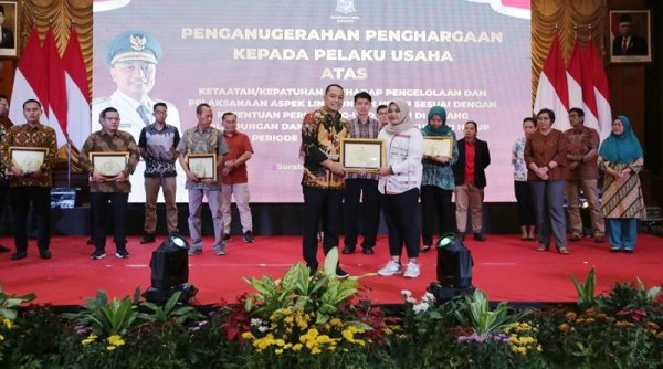 Pemkot Surabaya Beri Penghargaan kepada 16 Pelaku Usaha Peduli Lingkungan