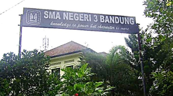 Seorang Siswa SMAN 3 Bandung Loncat dari Lantai 3, Korban Patah Tulang Kaki