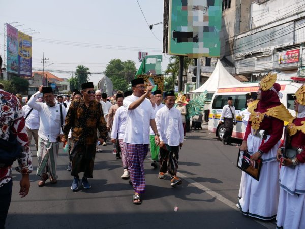 Serunya Aksi Bupati Sidoarjo! Bikin Heboh Bersama Ribuan Santri dalam Karnaval Megah Hari Santri Tahun 2023! Apa Saja Pesan Gus Muhdlor Ali yang Menginspirasi?