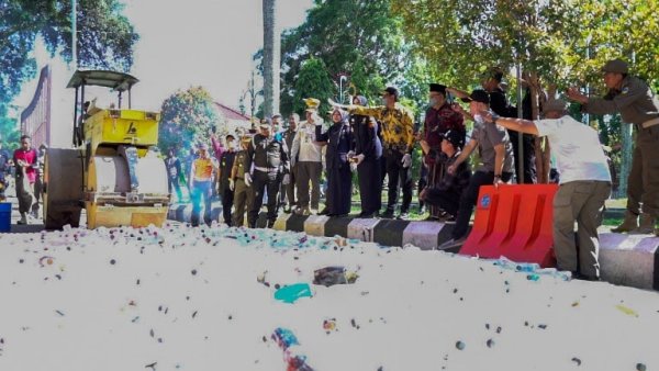 Lebih Dari 3,7 Juta Batang Rokok Dan 2,8 Ribu Liter Miras Dimusnahkan Secara Simbolis Di Kabupaten Garut