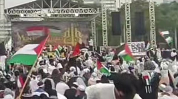 Ribuan Massa Reuni 212 Bersatu di Monas dengan Semangat Palestina