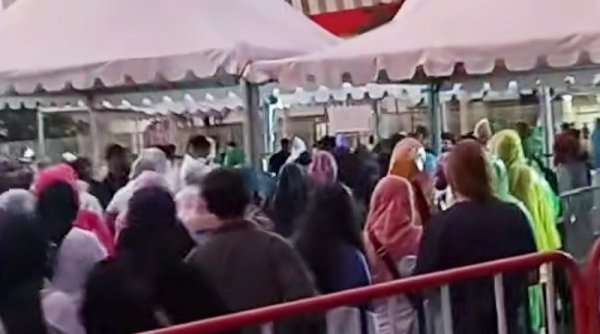 Meski Diguyur Hujan, Penonton Antusias Nonton Final Piala Dunia U17 di Solo