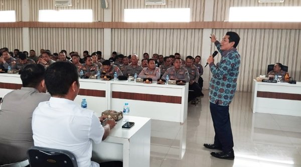 Dede Farhan Aulawi Buka Cara Komunikasi Deskriptif dan Persuasif Satbinmas Polrestabes Surabaya
