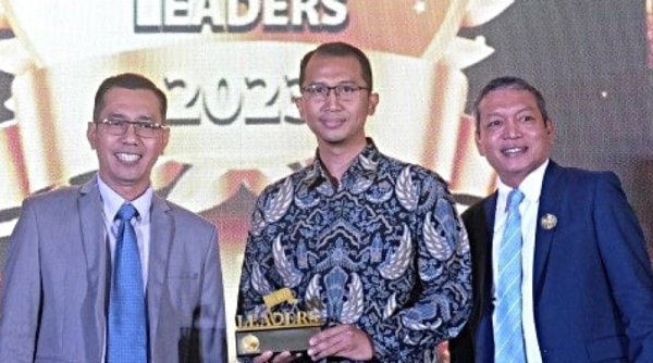 Dua Direktur FIFGROUP Raih Dua Penghargaan di Top 100 CEO 2023