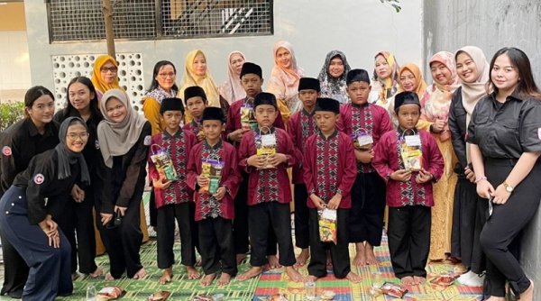 Mahasiswi Ilmu Komunikasi President University Menggelar Acara Santunan Peduli Anak Yatim
