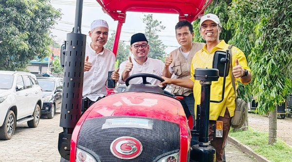Ace Hasan Salurkan Bantuan Traktor Bagi Kelompok Tani, PIP dan BSPS di Bandung Barat