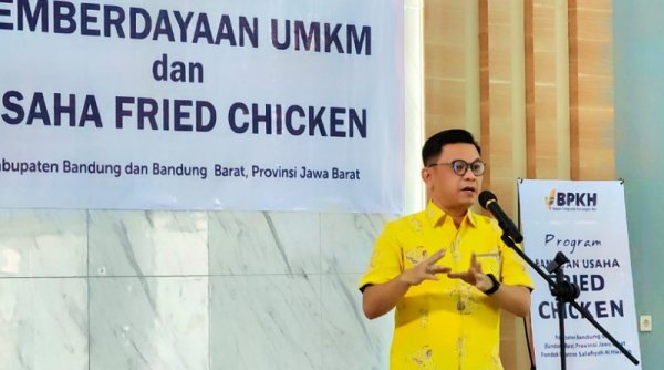 Kang Haji Ace "Sang Penggerak Ekonomi Umat" Salurkan Bantuan untuk Pemberdayaan UMKM dan Usaha Fried Chicken