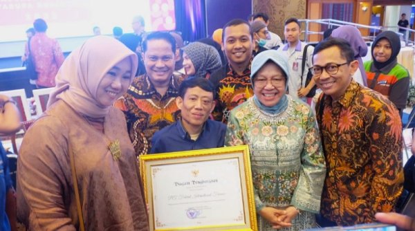 Apresiasi Program Rekrutmen Disabilitas, Tri Rismaharini Berikan Penghargaan ke FIFGROUP