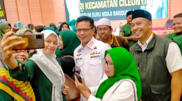 Peringati Isra’ Mi’raj, Bupati Bandung Bagikan Sembako untuk 15.666 Guru Ngaji