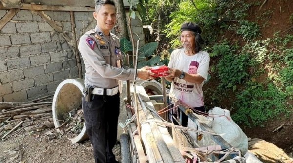 Jum'at Berkah, Satlantas Polresta Bandung Bagikan Nasi Kotak