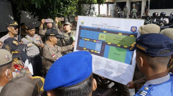 Masuk Zona Merah, Satpol PP Tertibkan PKL di Jalan Dalem Kaum