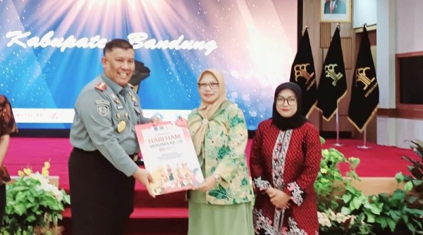 Pemkab Bandung Terima Penghargaan Kabupaten Peduli HAM dari Kemenkum HAM