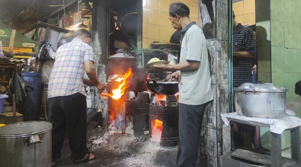 Perkedel Bondon di Stasiun Bandung, Makin Malam Pembelinya Makin Hot