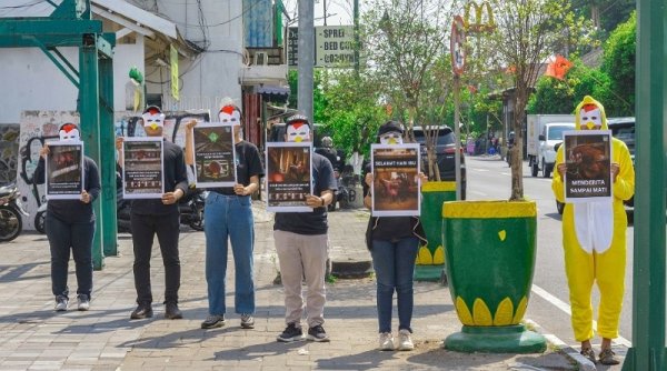 Peringati Hari Ibu, Animal Friends Jogja Turun ke Jalan Suarakan Kesejahteraan Ayam Petelur