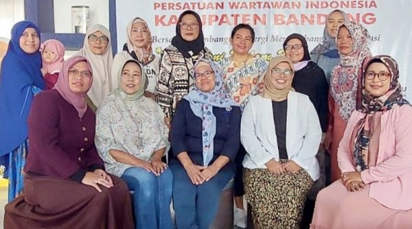 Gelar Tasyakur Bi Nikmah, Yeni Herlina Kenalkan Jajaran Pengurus IKWI Kabupaten Bandung 2023-2026