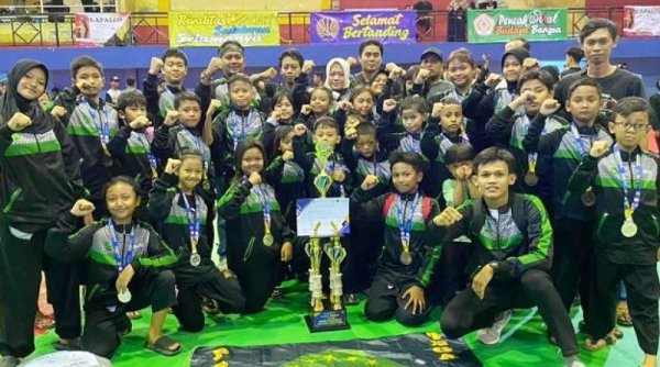 Ponpes Al-ikhlas Tegalsari Surabaya Raih Juara Umum Kejuaraan Unesa Pencak Silat Challenge Competition