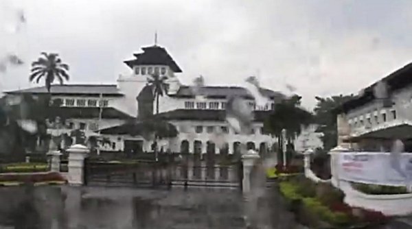 Cuaca Bandung Hari Ini: Berawan dan Hujan