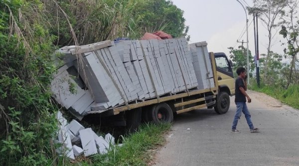 Terjebak Google Map, Truk Bermuatan Hebel dari Karawang Nyaris Terguling di Tanjakan Benyeng