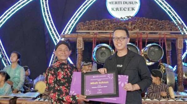 Aktif Berkontribusi pada Kelestarian Alam dan Budaya, Mbah Sukoyo Menerima Anugerah Amartha Local Heroes
