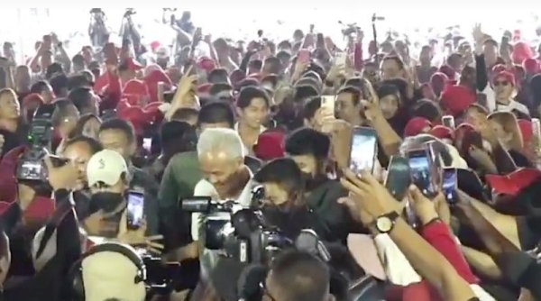 Di Sukoharjo, Ganjar Janjikan Satu Keluarga Miskin Satu Sarjana