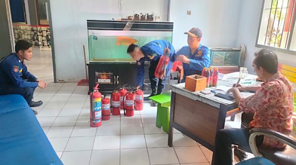Jelang Tahun Baru, Lapas Kelas I Surabaya Cek APAR Bersama Damkar