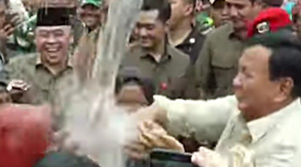 Momen Lucu Prabowo Bermain Air dengan Anak-anak Usai Resmikan Sumber Air Bersih di Sukabumi
