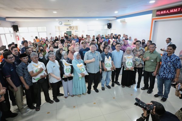 100 Warga Kota Bandung Dapat Bantuan Pangan 10 Kilogram Beras