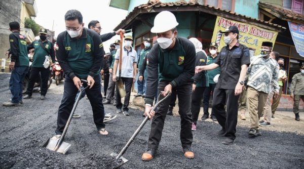 Bupati Bandung Gercep Perbaiki Jalan Rusak di Desa Tenjolaya