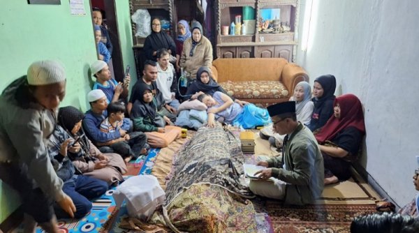 Takziyah ke Rumah Duka Korban Tabrakan Kereta Api, Ini yang Disampaikan Kang DS