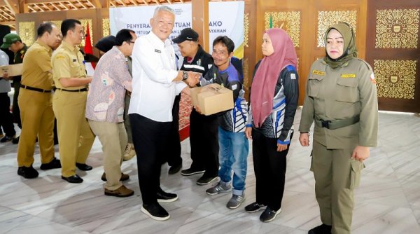 Bukti Pentahelix, Pemkot Bandung Salurkan Bantuan 1.810 Paket Sembako